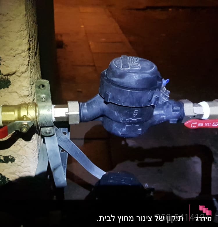 ברזים וצינורות מתכת עם מד מים